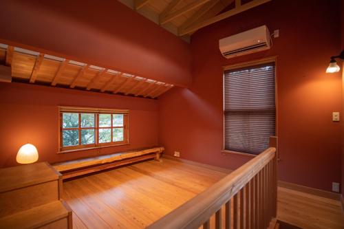 高山【飛騨高山】kiyomi荘-sou- 贅沢なプライベート空間的一间带长凳和窗户的客厅