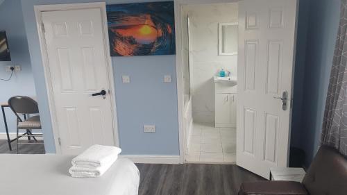 帕尔默斯格林Harington Homes的浴室设有白色的床和水槽。