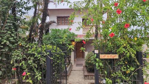 博卡斯德尔托罗Casa de Rojo 3 Bedroom house with private Pool and all amenities的红色花房的花园入口