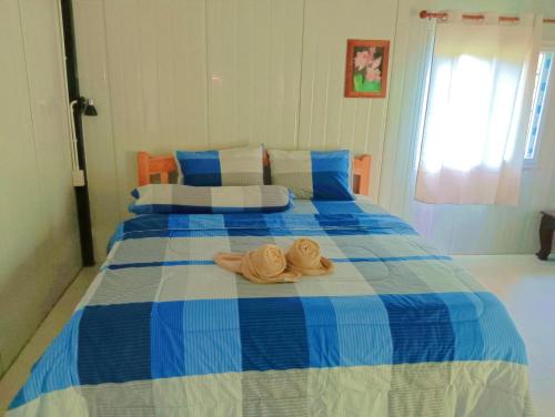 Ban Bang BaoLung peiyk homestay的一张蓝色和白色的床,上面有两顶帽子