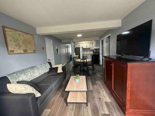 康沃尔Freshly Renovated 2 bedroom unit的带沙发和平面电视的客厅
