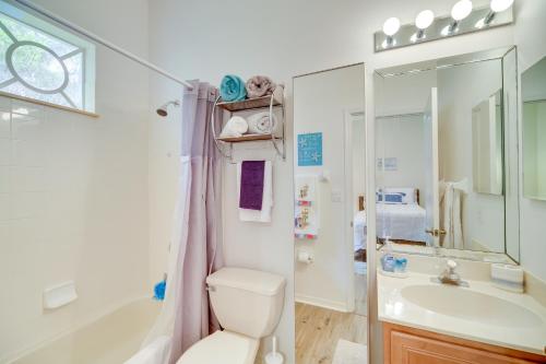Merritt IslandRanch-Style Florida Retreat with Pool and Lanai的浴室配有卫生间、盥洗盆和浴缸。