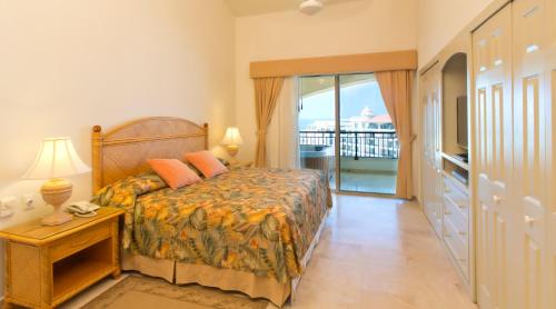 新巴利亚塔Condominios Playa Royale的一间卧室设有一张床和一个阳台