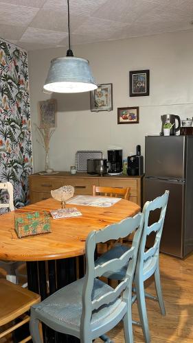 穆巴赫索蒙斯特appartement Vintage a l ancienne forge的一间带木桌和椅子的厨房以及一间用餐室