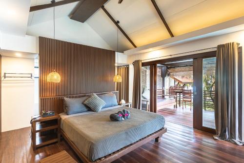 卢纳将军城赛尔高岛维拉斯酒店的一间带大床的卧室和一个露台