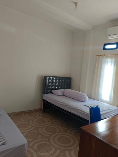 纳闽巴霍Sibento Komodo Homestay的一间小卧室,配有床和窗户