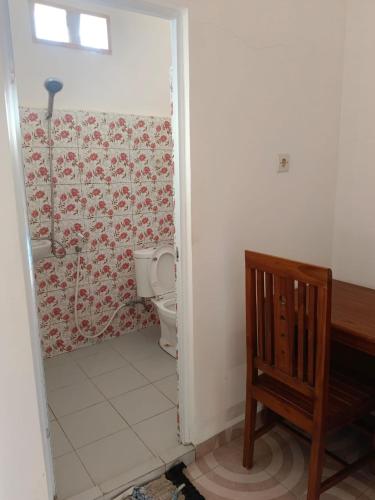 纳闽巴霍Sibento Komodo Homestay的一间带卫生间和水槽的浴室