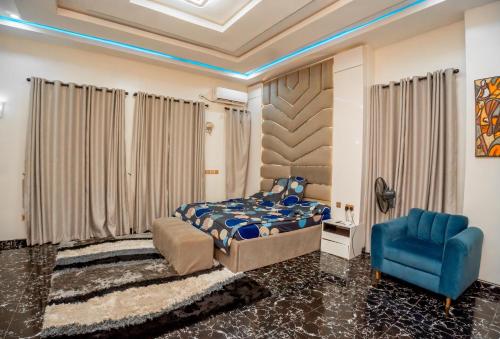 莱基Luxury 4 bedroom duplex的一间卧室配有一张床和一张蓝色椅子