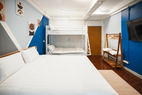 清迈Summer house的卧室配有白色的床和蓝色的墙壁