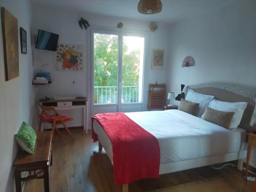 南特La Chambre aux Hérons的一间卧室设有一张大床和一个窗户。