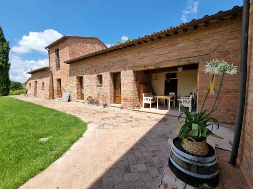 阿巴迪蒙提帕克Fornace del Conte的享有砖砌建筑的外部景致,设有天井。