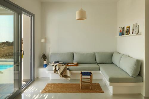 米科利维亚Isychos House的客厅配有沙发和椅子