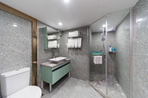 广州WAIFIDEN Duplex Hotel Apartment Zhongyong Jinyu Branch的浴室配有卫生间、盥洗盆和淋浴。