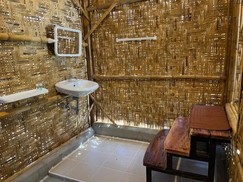 班柯木Koh Mook Bungalows的一间带水槽和稻草墙的浴室