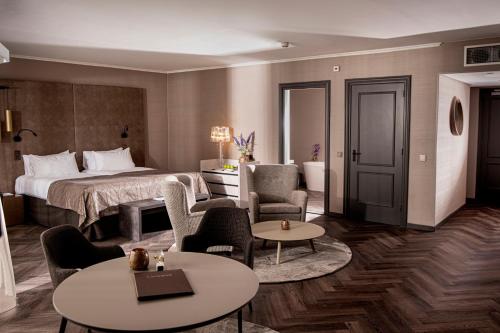 贝茨泰兹瓦赫Landgoed Lauswolt的酒店客房,配有床和桌椅
