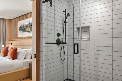 米西索加多伦多机场希尔顿酒店的带淋浴的浴室和1张床