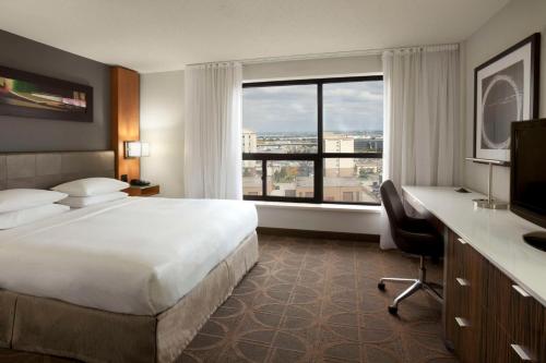 米西索加多伦多机场希尔顿酒店的酒店客房设有一张床和一个大窗户