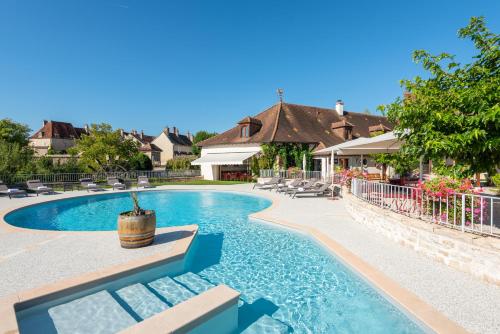 梧玖Hotel Le Clos De La Vouge的一座带房子的庭院内的游泳池