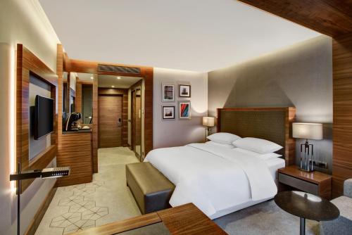 萨姆松萨姆松喜来登大酒店的卧室配有一张白色大床和电视。