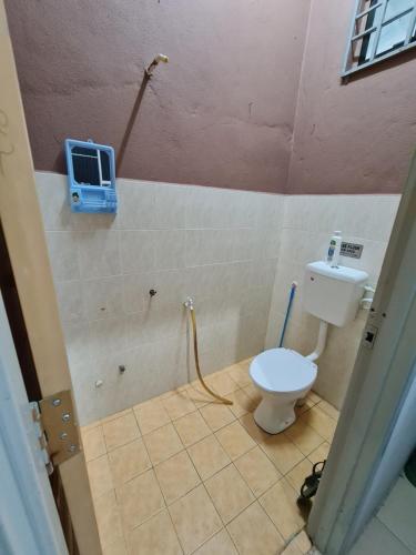KeterehZara Homestay @ Kok Lanas的一间带卫生间的浴室和墙上的空调