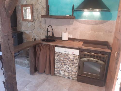 Serranillos PlayaEL RINCON DE LOS PATOS 1的厨房配有炉灶和台面