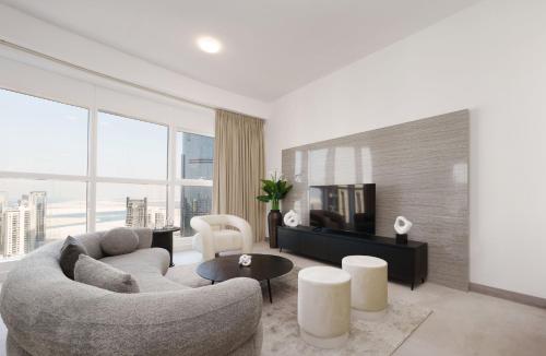 阿布扎比Maison Privee - Elegant & Panoramic Sea View Apt on Al Reem Island的带沙发和电视的客厅