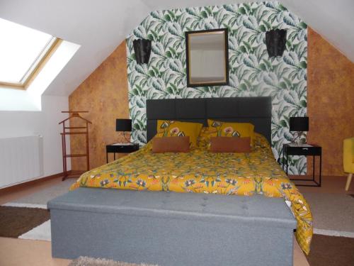 MontholonLe clos des tuileries的卧室配有1张特大号床和镜子