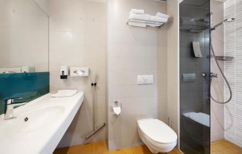 塔林Hestia Hotel Seaport Tallinn的浴室配有卫生间、盥洗盆和淋浴。