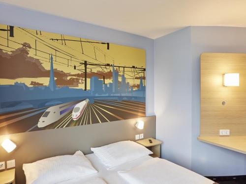 萨尔布吕肯萨尔布吕肯霍夫住宿加早餐酒店的一间卧室,配有一张火车海报