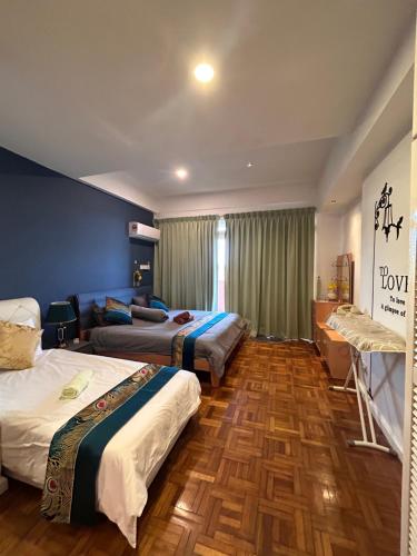 古晋Riverbank suites waterfront的酒店客房,设有两张床和一张沙发