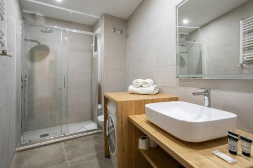 巴塞罗那Canela Homes BARCELONA PADILLA的一间带水槽和淋浴的浴室