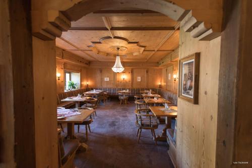 圣玛利亚瓦尔姆斯塔尔B&B Villa Stelvio的用餐室配有木桌和椅子