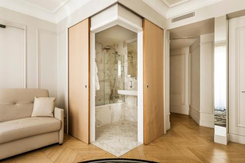 巴黎Maison Pigalle的一间带淋浴的浴室和一张沙发。