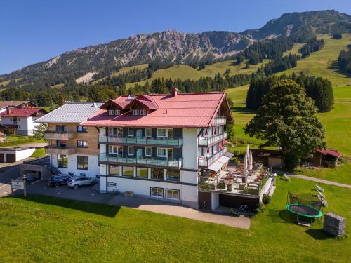 奥伯约赫Bergzeit - Hotel & Appartements的享有山景的房屋的空中景致