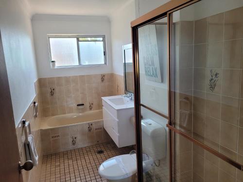 Mona ValeReef Resort Apartments的浴室配有卫生间、盥洗盆和淋浴。