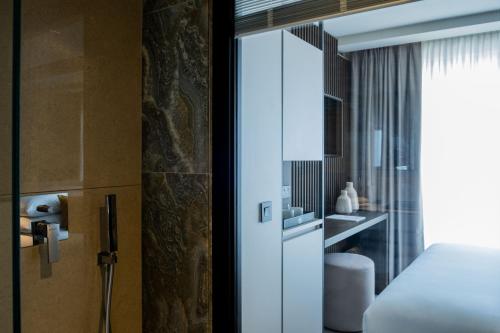 ŻurrieqDeep Blu Boutique Hotel的一间酒店客房 - 带一张床和一间浴室