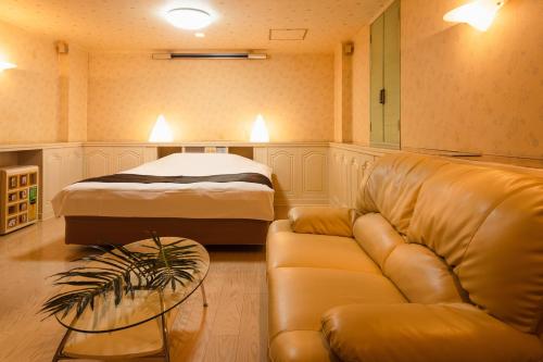 宫崎Santa no Ouchi-LoveHotel的客厅配有沙发和1张床