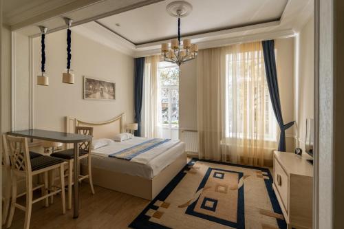敖德萨Metro Hotel Apartments的一间卧室配有一张床、一张桌子和一张书桌