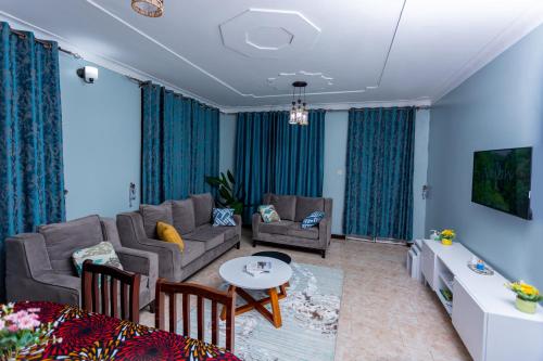 坎帕拉The Mbuya Residence的客厅配有沙发和桌子