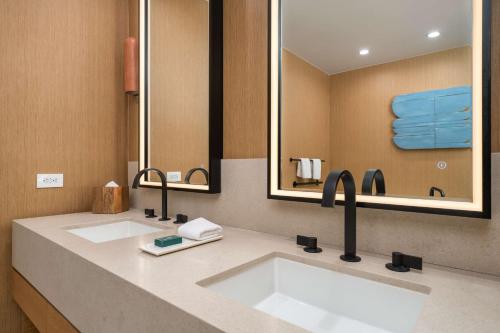 圣地亚哥圣地亚哥加斯兰普区希尔顿酒店的浴室设有2个水槽和2面镜子