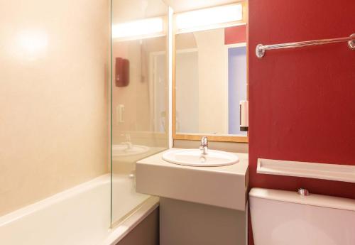 Vals-près-le-PuyB&B HOTEL Le Puy-en-Velay的一间带水槽、卫生间和镜子的浴室