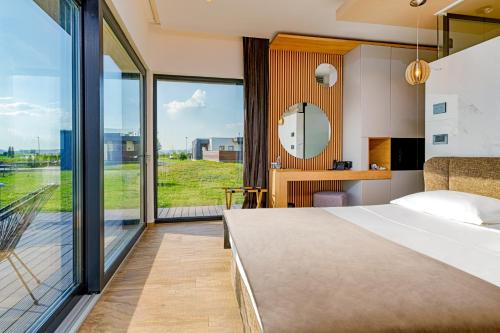 科德莱亚Serenity Resort的一间卧室设有一张大床和一个大窗户