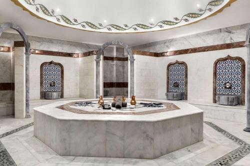 爱尔门Wyndham Afyonkarahisar Thermal&Spa的清真寺的 ⁇ 染,在房间内有喷泉