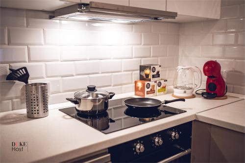 马德里5Torres Apartment的厨房配有带锅碗瓢盆的炉灶。
