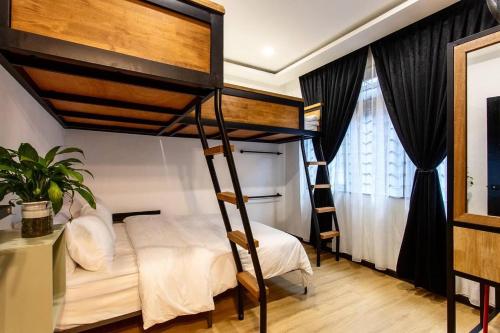 阿罗士打Rumah Satu by NK的一间卧室设有两张双层床和一扇窗户。