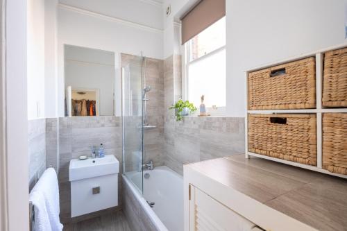 伦敦Veeve - Courtside Charms的带淋浴、卫生间和盥洗盆的浴室