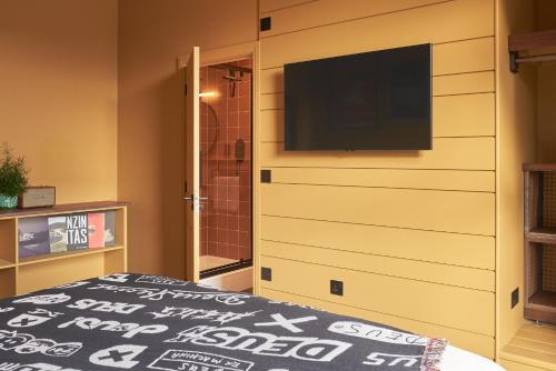 伯恩茅斯Deus Lodge of Heavy Leisure的一间卧室设有平面电视和一张床。