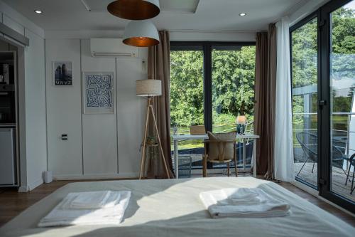 汉堡80qm privates Hausboot in Hamburg-Mitte的一间卧室设有一张床和一个大窗户
