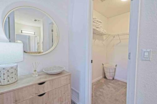 威尼斯Shamrock Park, Legacy Trail and Manasota Key!的一间带水槽和镜子的浴室