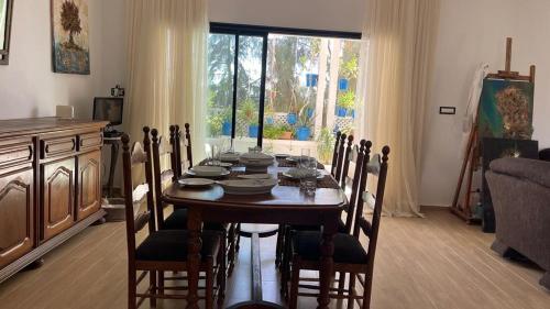 Sicca VeneriaCasa Zitouna - Guest House - Kef, Tunisia的一间带桌椅和窗户的用餐室